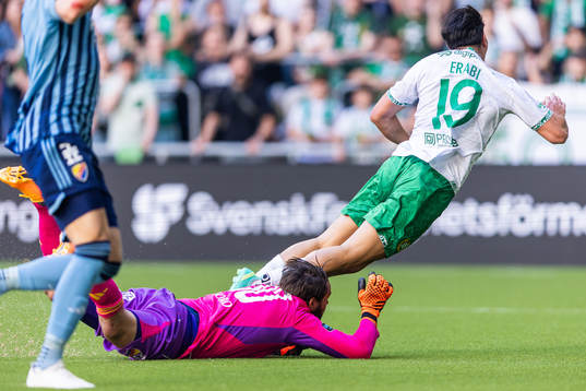 Djurgårdens målvakt Tommi Vaiho fäller Hammarbys Jusef