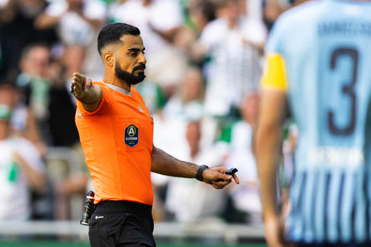 Domare Mohammed Al-Hakim signalerar för straff