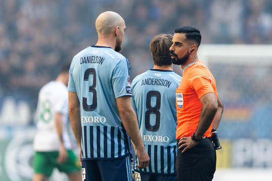 Djurgårdens Marcus Danielson talar med domare Mohammed