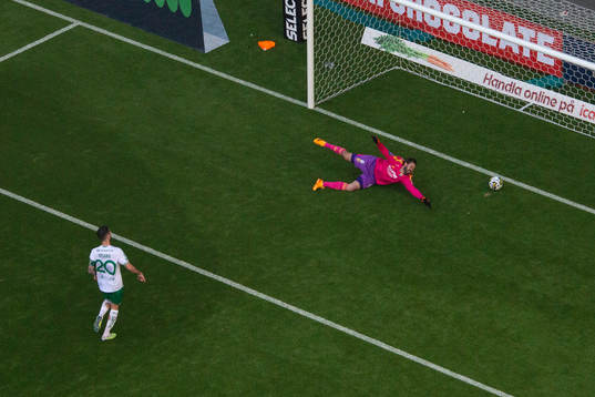 Hammarbys Nahir Besara gör 4-2 på straff bakom