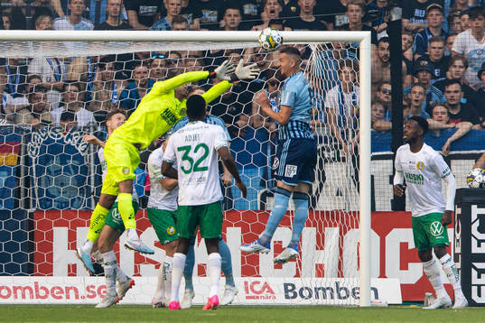 Djurgårdens Haris Radetinac nickar in 3-2 förbi Hammarbys