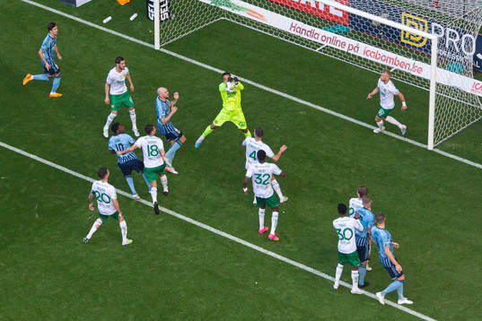 Hammarbys målvakt Oliver Dovin boxar bort bollen