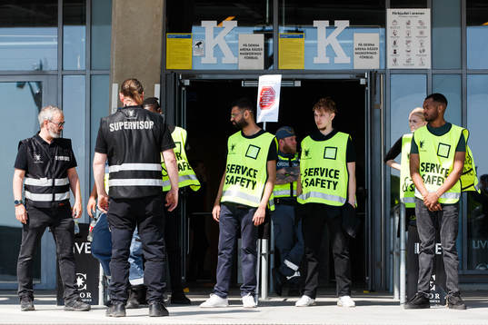 Säkerhetspersonal gör sig reda för att ta emot