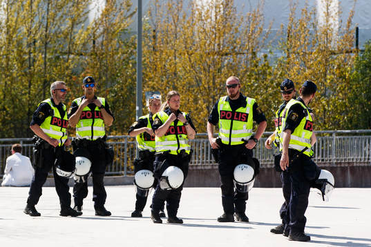 Poliser utanför arenan innan fotbollsmatchen i Allsvenskan