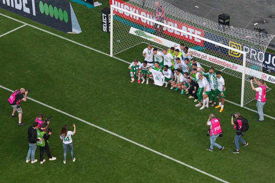 Hammarbys spelare med en lagbild där de håller upp en