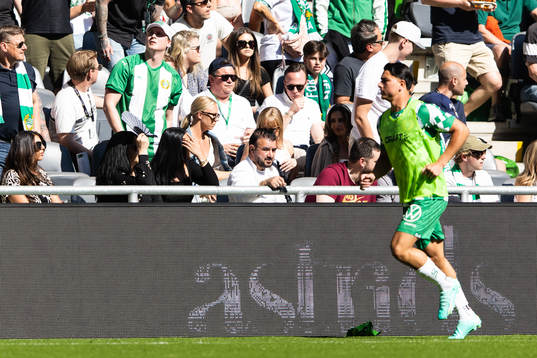 Wahid Erabi på läktaren och Hammarbys Jusef Erabi värmer