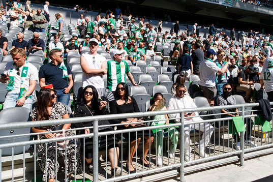 Hammarbys Jusef Erabis familj på läktaren