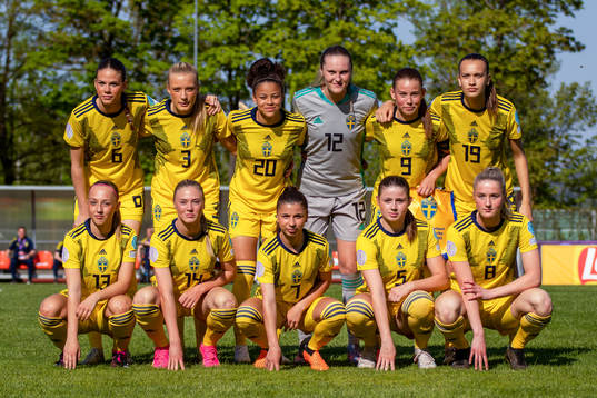 The starting eleven of Sweden poses for a photo