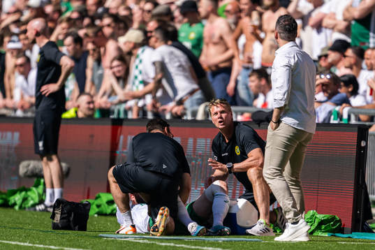 Hammarbys Mads Fenger Nielsen har ont och får vård