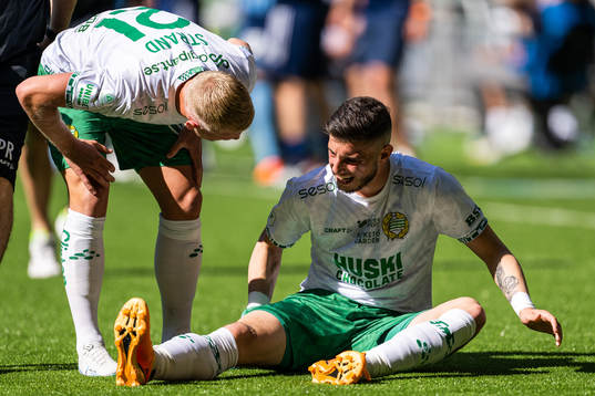 Hammarbys Simon Strand ser till Viktor Djukanovic som har