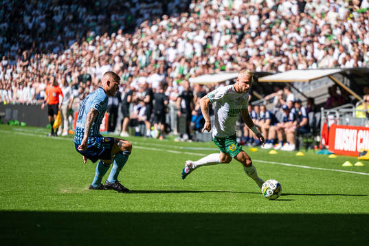 Djurgårdens Victor Edvardsen och Hammarbys Simon Strand