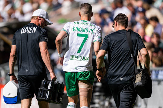 Hammarbys Viktor Djukanovic lämnar plan skadad