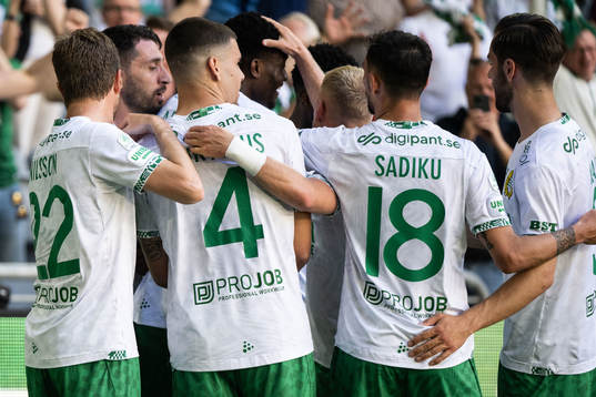 Hammarbys Nathaniel Adjei jublar med lagkamrater