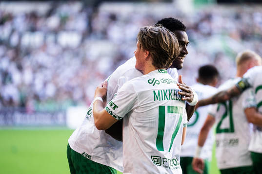 Hammarbys Nathaniel Adjei jublar med August Mikkelsen