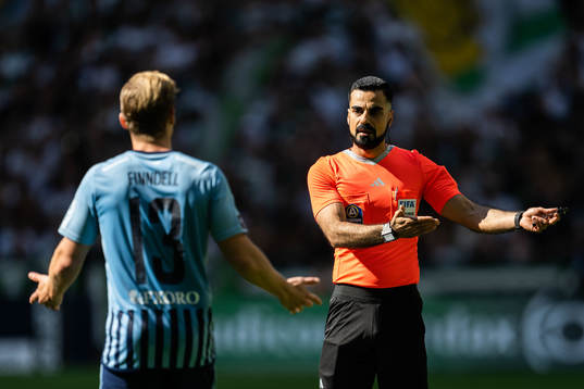 Djurgårdens Hampus Finndell reagerar mot Domare Mohammed