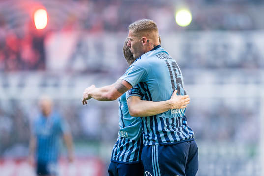 Djurgårdens Oliver Berg och Victor Edvardsen jublar