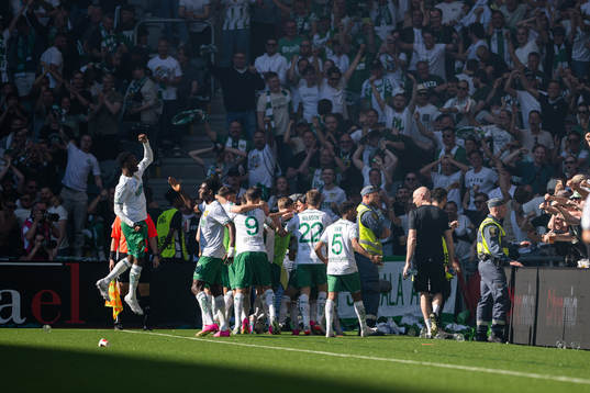 Hammarbys August Mikkelsen jublar med lagkamrater