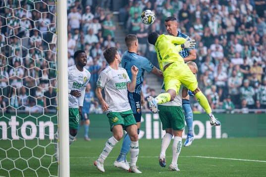 Djurgårdens Haris Radetinac gör reducering till 3-2 bakom