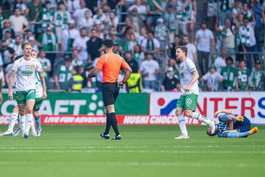 Hammarbys Fredrik Hammar reagerar mot domare Mohammed