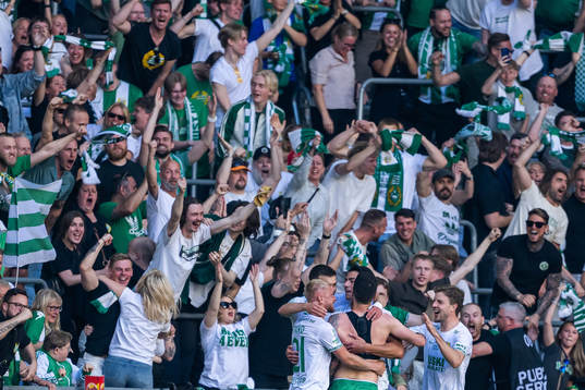 Hammarbys Nahir Besara jublar med lagkamrater