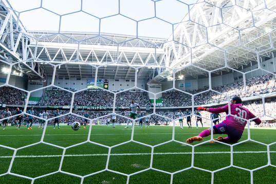 Hammarbys Nahir Besara gör 1-0 bakom Djurgårdens målvakt