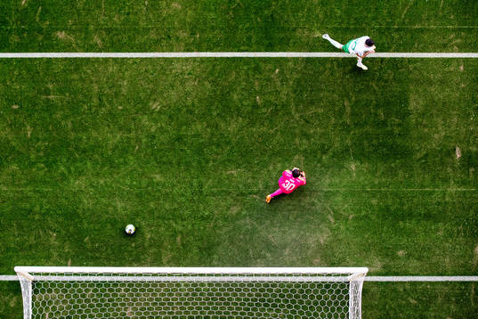 Hammarbys Nahir Besara gör 1-0 bakom Djurgårdens målvakt
