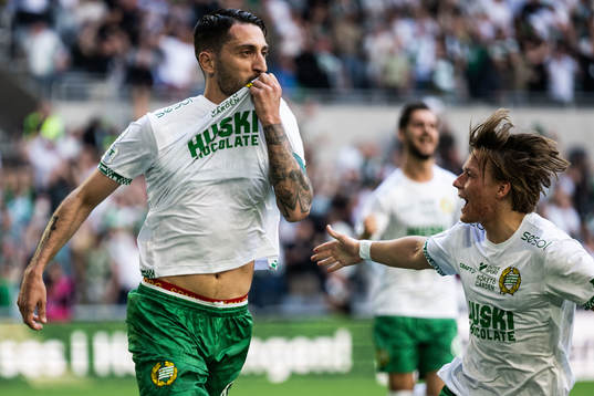 Hammarbys Nahir Besara jublar med August Mikkelsen