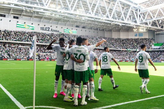 Hammarbys Nahir Besara jublar med lagkamrater