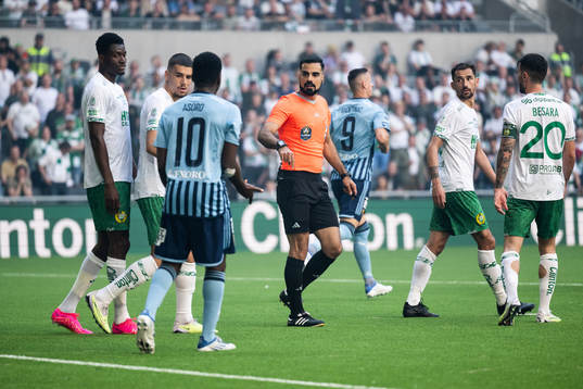 Djurgårdens Joel Asoro i diskussion med Domare Mohammed