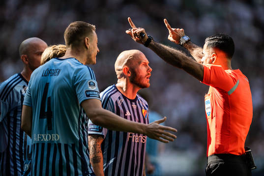 Djurgårdens Jesper Löfgren och Magnus Eriksson reagerar