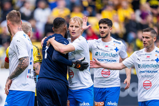 Värnamos målvakt Jonathan Ursin Rasheed jublar med