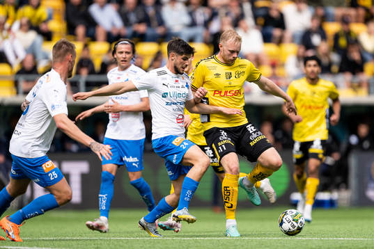 Värnamos Emin Grozdanic och Elfsborgs Sveinn Guðjohnsen