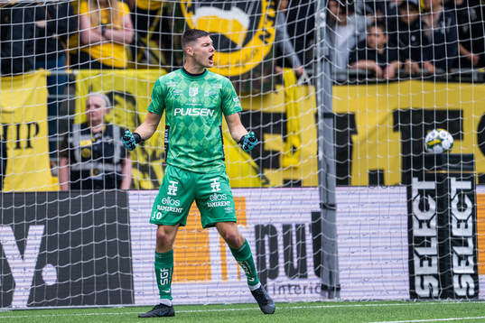 Elfsborgs målvakt Hakon Valdimarsson jublar