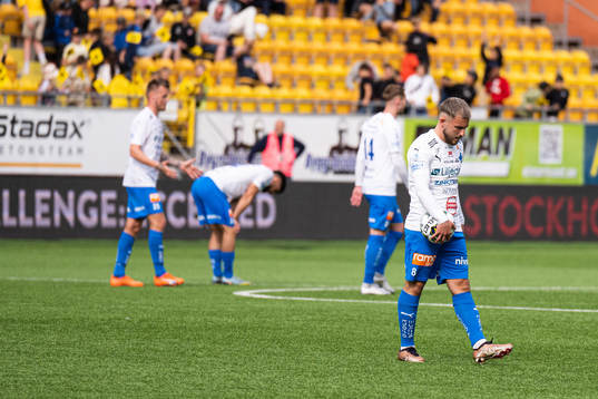Värnamos Albion Ademi och övriga spelare deppar