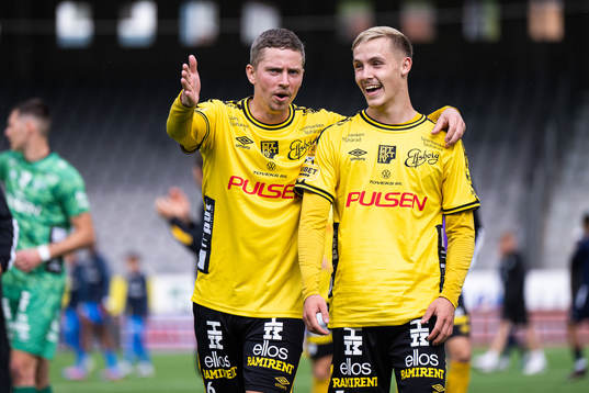 Elfsborgs Andre Ibsen Rømer och Jacob Ondrejka jublar