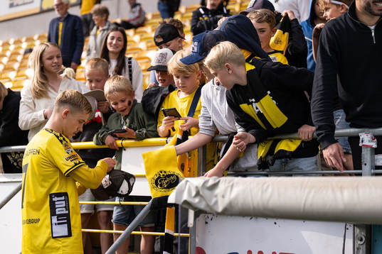 Elfsborgs Jacob Ondrejka skriver autografer