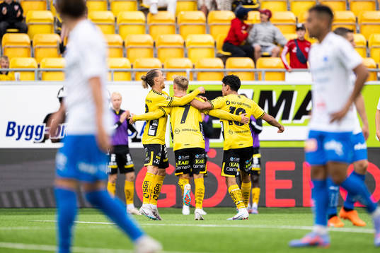 Elfsborgs Jacob Ondrejka jublar med Niklas Hult och Ahmed