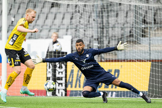 Elfsborgs Sveinn Guðjohnsen och Värnamos målvakt
