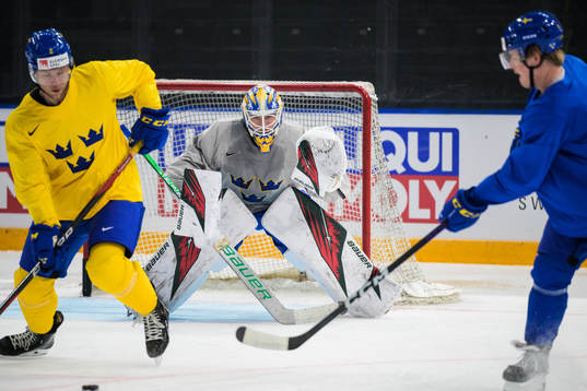 Christian Folin and Jonatan Berggren in front of goaltender