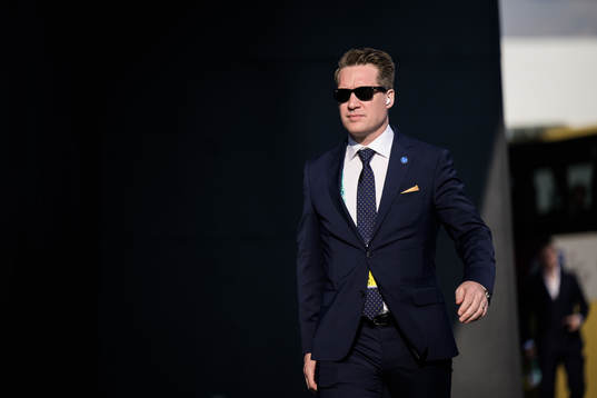 Head coach Sam Hallam of Sweden arrives to the arena for