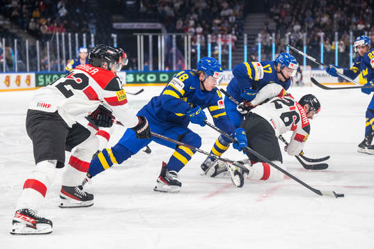 Jonatan Berggren and Pär Lindholm of Sweden compete for