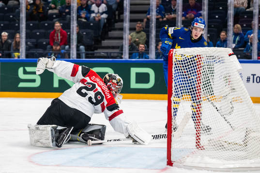 Leo Carlsson of Sweden scores 4-0 behind goaltender