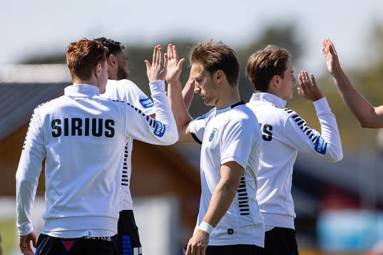 Sirius spelare värmer upp före fotbollsmatchen i