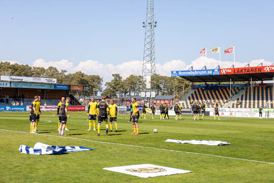 Mjällbys spelare värmer upp före fotbollsmatchen i