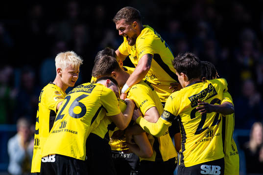 Mjällbys Herman Johansson jublar med lagkamrater