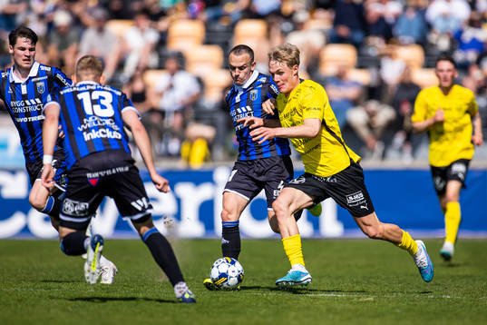Sirius Aron Bjarnason och Mjällbys Max Fenger