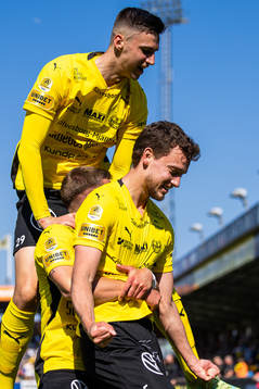 Mjällbys Colin Rösler jublar med lagkamrater