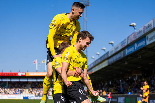 Mjällbys Colin Rösler jublar med lagkamrater