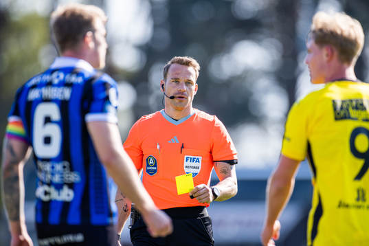 Domare Kristoffer Karlsson med ett gult kort