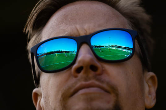 Strandvallens spelplan speglas i ett par solglasögon